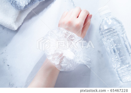 Icing and cooling hands. Images of injuries, sports, heat stroke, etc. Icing and cooling hands. Images of injuries, sports, heat stroke, etc. 65467228