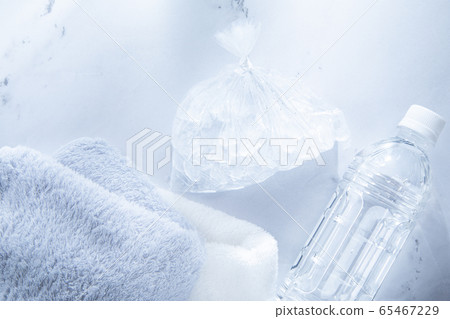 Icing and cooling. Hydration. Images of injuries, sports, heat stroke, etc. 65467229