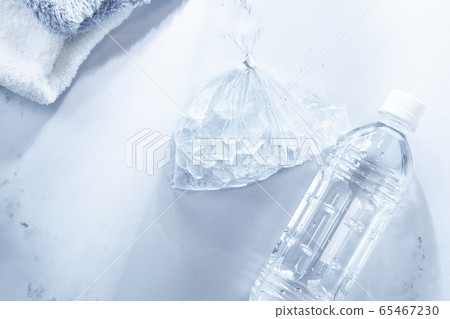 Icing and cooling. Hydration. Images of injuries, sports, heat stroke, etc. Icing and cooling. Hydration. Images of injuries, sports, heat stroke, etc. 65467230
