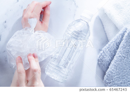 結冰和冷卻手。受傷，運動，中暑等的圖像 65467243