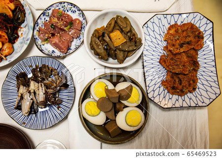 鹹味韓國傳統食品,醬油蟹,辣鱈魚子,牛bur燉菜,煮雞蛋,泡菜 鹹味韓國傳統食品,醬油蟹,辣鱈魚子,牛bur燉菜,煮雞蛋,泡菜 65469523