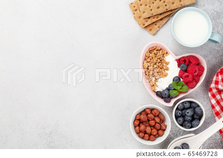 Healthy breakfast with granola, yogurt and berries 65469728