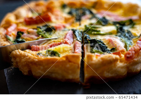 Homemade spinach and quiche with a base Homemade spinach and quiche with a base 65471434