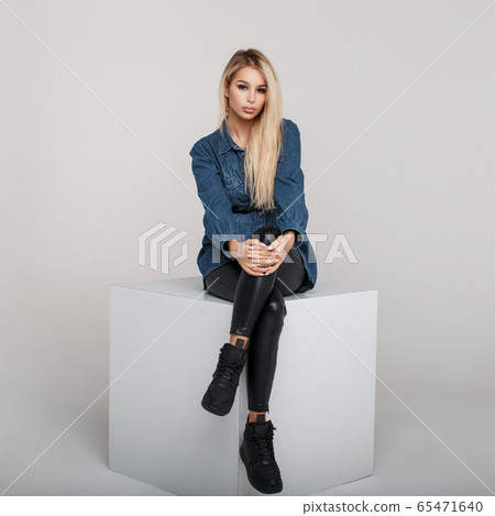 Beautiful fashion young model woman Beautiful fashion young model woman 65471640