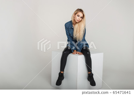 Sexy beautiful young woman Sexy beautiful young woman 65471641