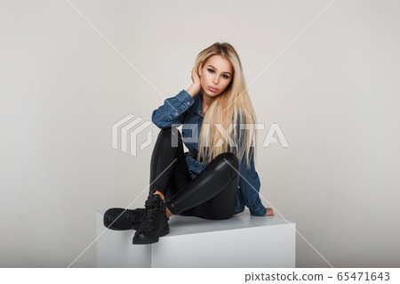 Beautiful fashionable blonde girl 65471643