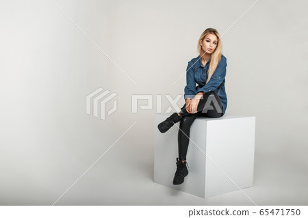 Fashionable young model woman Fashionable young model woman 65471750