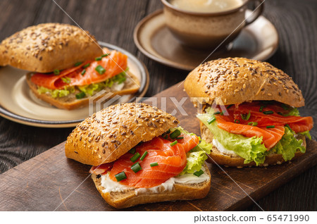 Sandwiches with salmon, lettuce and rye bread. 65471990