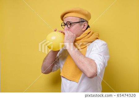 man in yellow beret and scarf getting ready to the man in yellow beret and scarf getting ready to the 65474320