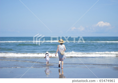 父母和孩子在海裡玩 父母和孩子在海裡玩 65474961