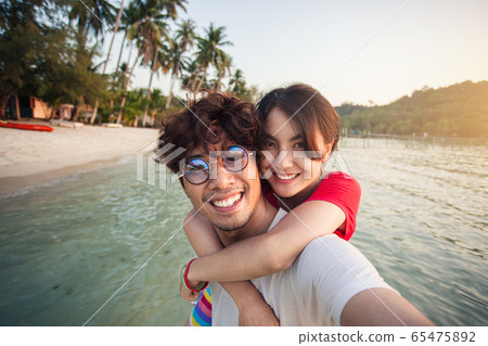 Summer couple travel on the beach. Summer couple travel on the beach. 65475892