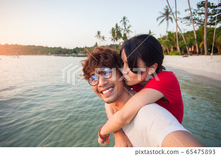 Summer couple travel on the beach. 65475893