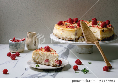 Raspberry baked cheesecake 65477663