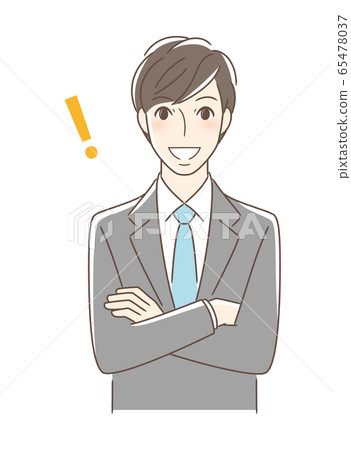 面對前方，一個男人微笑著雙臂交叉的男人 65478037