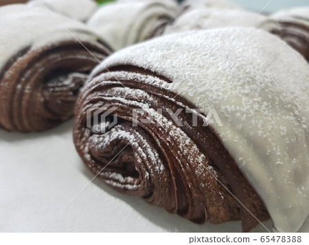 白巧克力和大量的羊角麵包 65478388