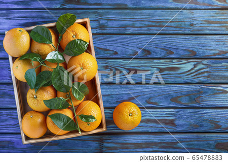 fresh ripe healthy citrus fresh oranges wooden 65478883