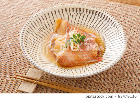 煮紅色的魚 65479136