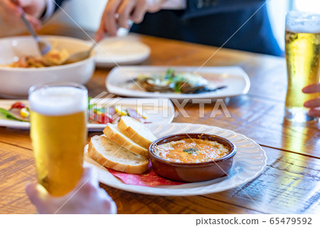 西式居酒屋啤酒和美食 西式居酒屋啤酒和美食 65479592