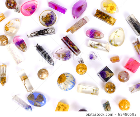 Texture made by epoxy resin pendants 65480592