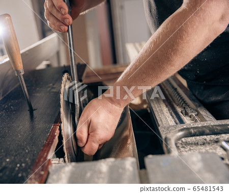 replacement of a gear wheel on a circular saw in a joinery 65481543