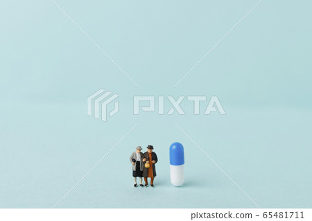 Medicine and miniature figures Medicine and miniature figures 65481711