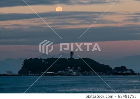 Full moon and fluttering clouds in the morning sky, Enoshima yacht harbor which will be the Olympic venue 65481753