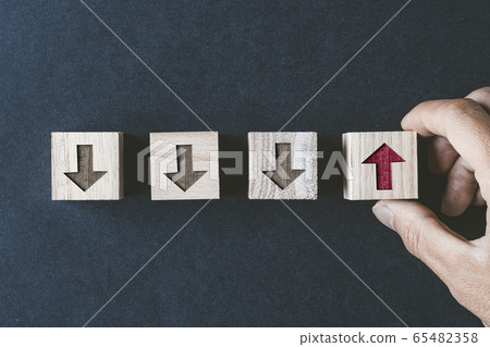 Arrow and hand in the opposite direction Arrow and hand in the opposite direction 65482358