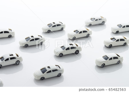 多輛白色迷你車排隊 多輛白色迷你車排隊 65482563