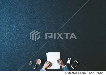 黑色背景與商人與筆 65482684