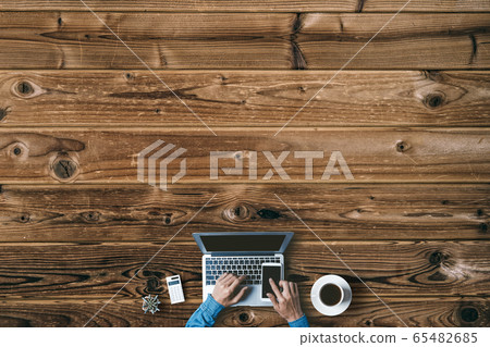 計算機和木紋背景 計算機和木紋背景 65482685