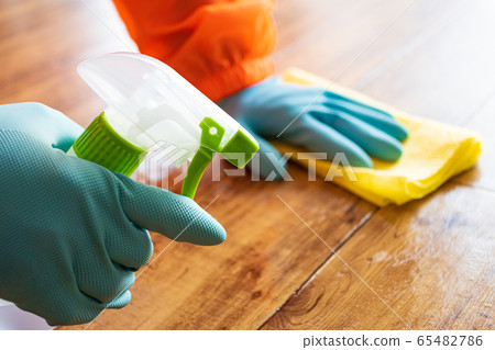 用消毒噴霧劑清潔人員 65482786