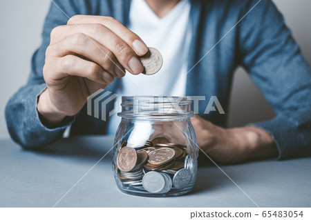 把錢放在罐子裡的人 65483054