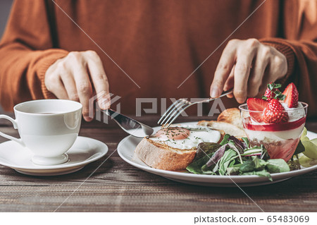 Men eating breakfast 65483069