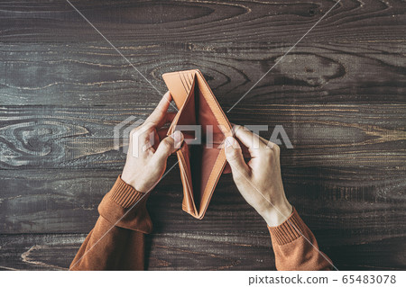 Men showing in wallet Men showing in wallet 65483078