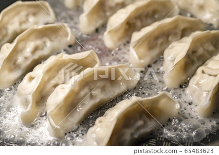 Scene of grilled dumplings in a frying pan 65483623