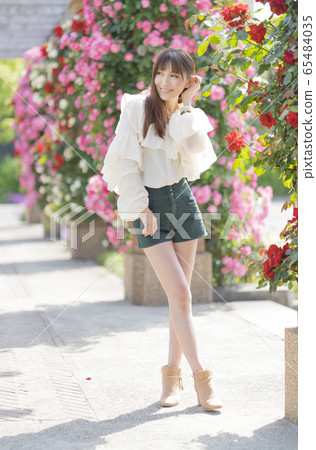 Female portrait whole body spring rose Female portrait whole body spring rose 65484035
