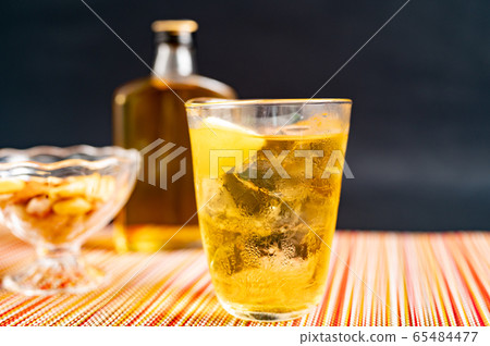 Whiskey with water 65484477