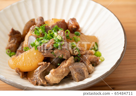 Stewed beef tendon and radish 65484711