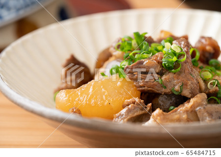 Stewed beef tendon and radish 65484715
