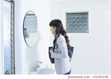 年輕的女士 65485248