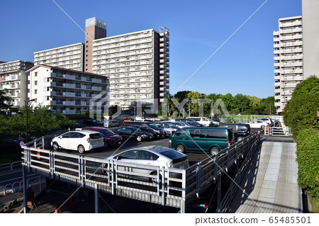 公寓大樓的自行式多層停車場 公寓大樓的自行式多層停車場 65485501