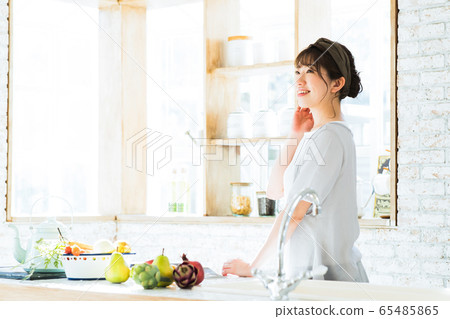 Kitchen Female housewife housework lifestyle cuisine Kitchen Female housewife housework lifestyle cuisine 65485865