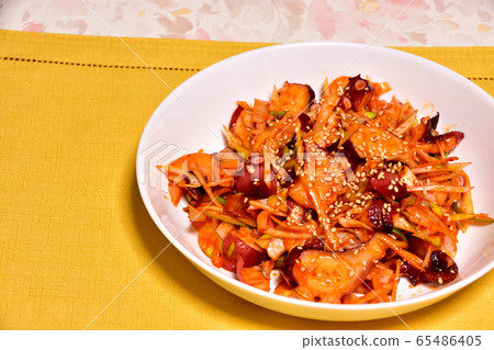 章魚和韭菜的韓國風格形象與gochujang 章魚和韭菜的韓國風格形象與gochujang 65486405