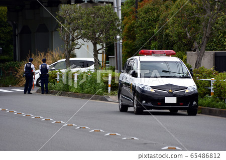 來自東京都警察局的警務人員和警車負責交通管理 65486812