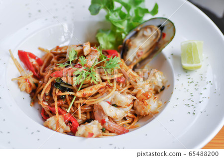 spaghetti or seafood pasta, seafood spaghetti 65488200
