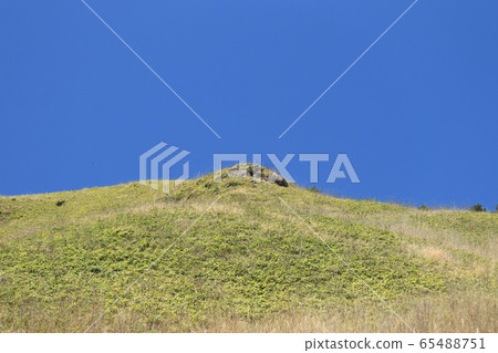 Spring blue sky and Ungetsuzan Spring blue sky and Ungetsuzan 65488751