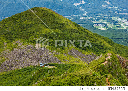 從八嶽山脈和宮端岳看的山和青年小屋 65489235