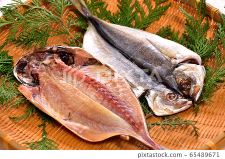 Japanese horse mackerel 65489671