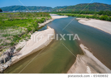 Kizu River scenery seen from Miyuki Bridge, Yawata City, Kyoto 65489692