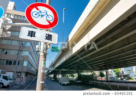 Bicycle road sign 65491191
